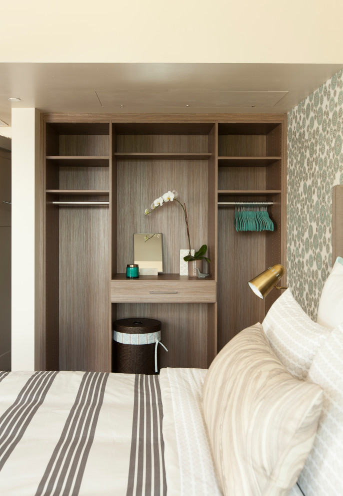 Пример оригинального дизайна: большая гостевая спальня (комната для гостей) в стиле фьюжн с бежевыми стенами, коричневым полом и обоями на стенах без камина