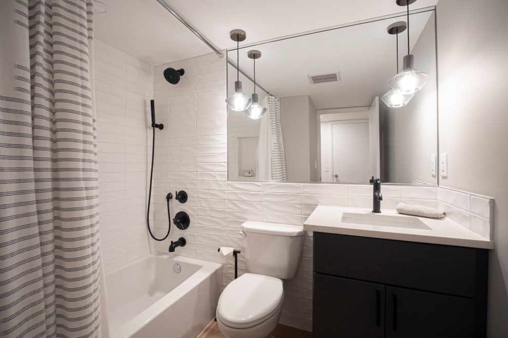 Ejemplo de cuarto de baño vintage de tamaño medio con paredes grises, suelo vinílico, suelo marrón, casetón y madera