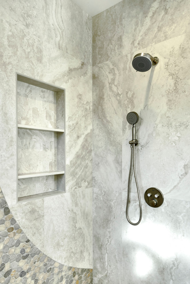 Exempel på ett mycket stort modernt grå grått en-suite badrum, med skåp i shakerstil, skåp i mörkt trä, ett japanskt badkar, en kantlös dusch, en toalettstol med separat cisternkåpa, beige kakel, kakel i småsten, grå väggar, klinkergolv i porslin, ett undermonterad handfat, bänkskiva i kvarts, beiget golv och med dusch som är öppen
