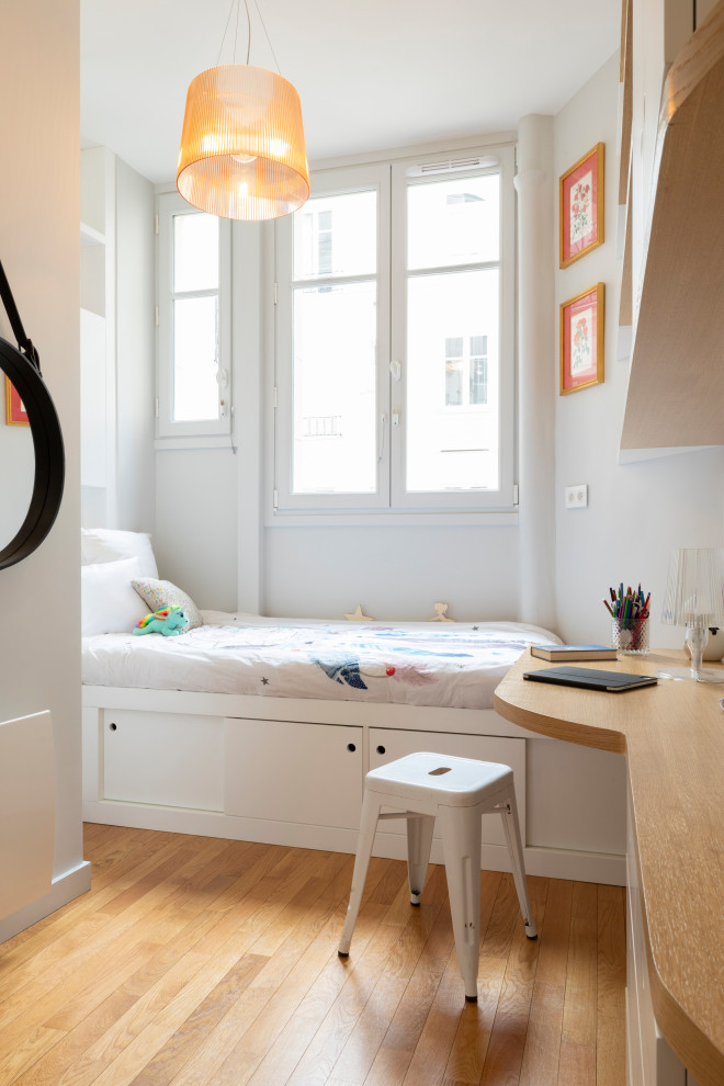 Inspiration för ett litet vintage barnrum kombinerat med sovrum, med vita väggar och mellanmörkt trägolv