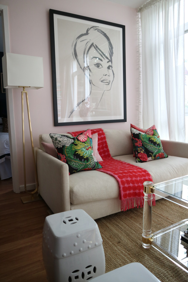 Foto di un piccolo soggiorno boho chic aperto con pareti rosa