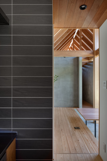 三角屋根の棲家 moderne-japonais-salon