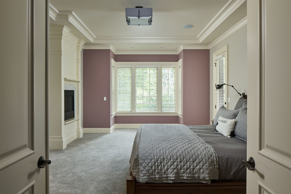 Geräumiges Landhausstil Hauptschlafzimmer mit lila Wandfarbe, Teppichboden, Tunnelkamin, gefliester Kaminumrandung, grauem Boden und eingelassener Decke in Portland