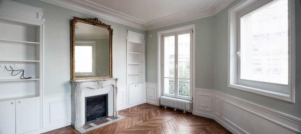 Photo of a transitional living room in Paris.