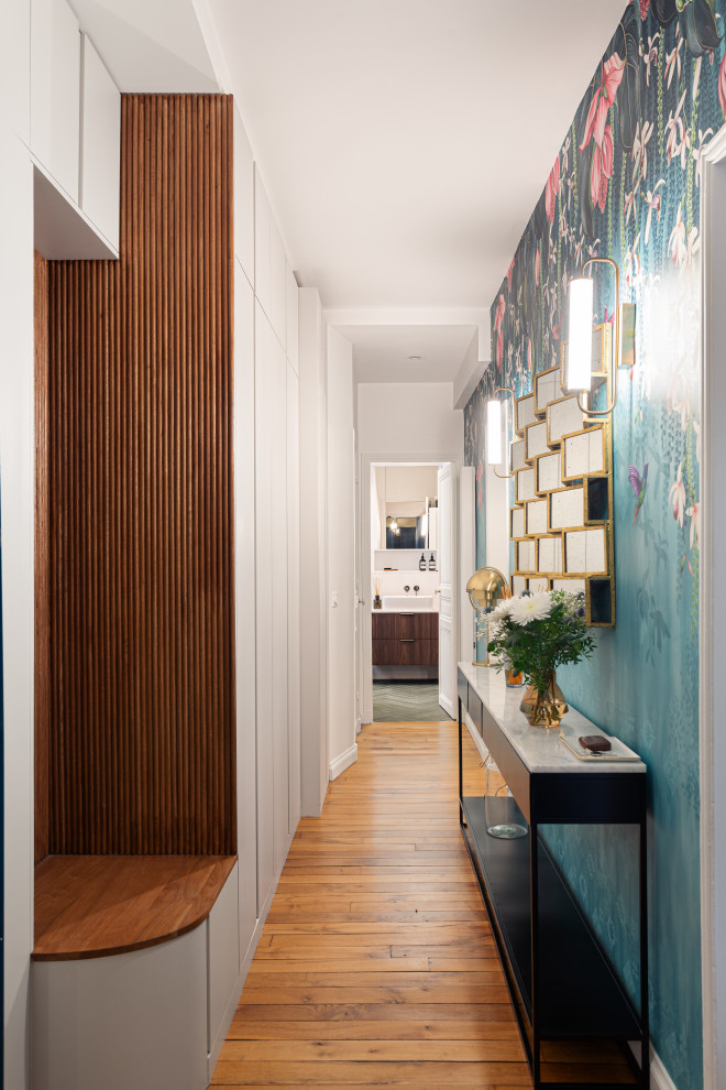 Idées déco pour un grand couloir moderne avec un mur beige, un sol en bois brun, un plafond décaissé et du papier peint.