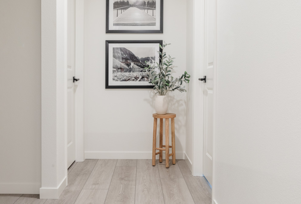 Ispirazione per un ingresso o corridoio moderno di medie dimensioni con pareti bianche, pavimento in vinile, pavimento grigio e soffitto a volta