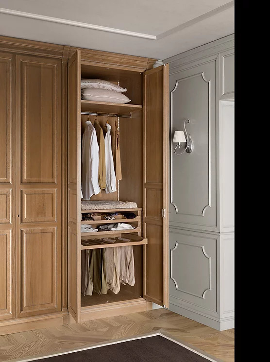 Idéer för ett mellanstort walk-in-closet för könsneutrala, med luckor med lamellpanel, vita skåp, ljust trägolv och brunt golv