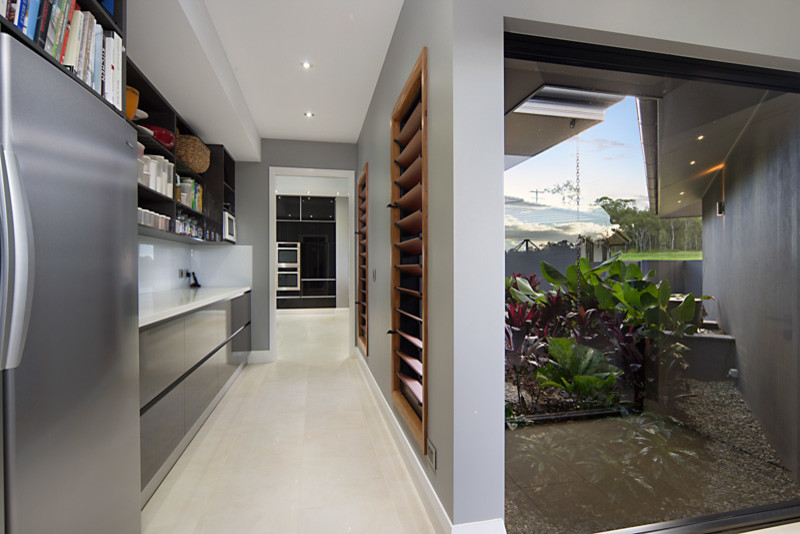 Design ideas for a modern kitchen in Cairns.