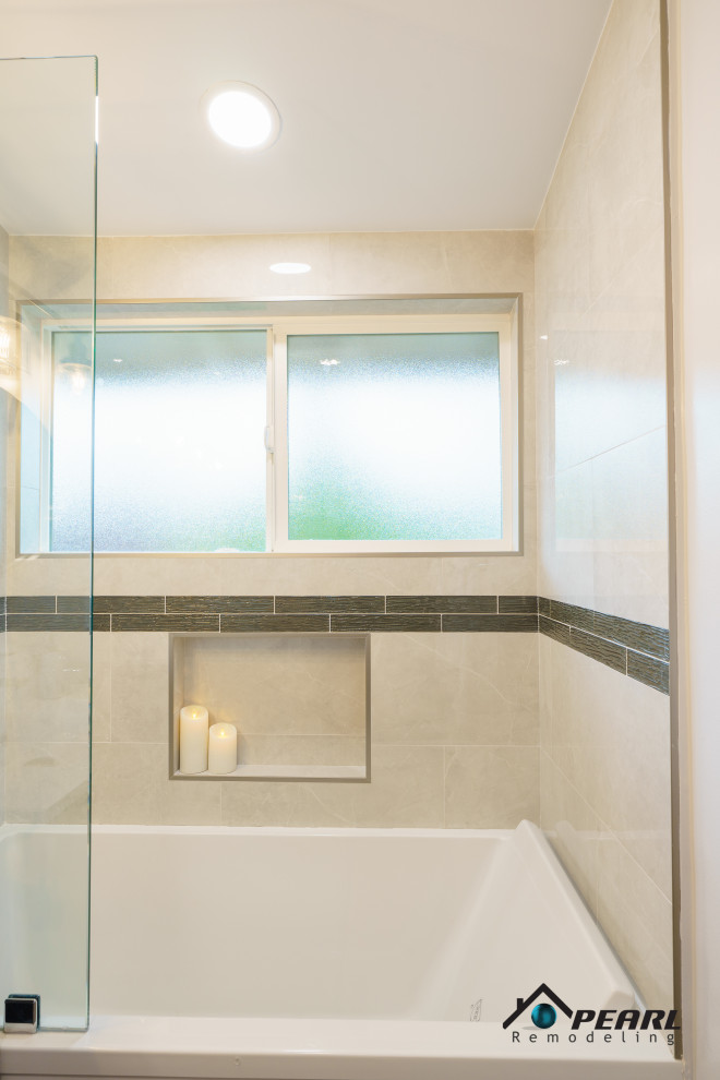 Klassisk inredning av ett mellanstort vit vitt en-suite badrum, med släta luckor, svarta skåp, ett platsbyggt badkar, en dusch i en alkov, en toalettstol med separat cisternkåpa, grå kakel, marmorkakel, vita väggar, betonggolv, ett nedsänkt handfat, bänkskiva i akrylsten, grått golv och med dusch som är öppen
