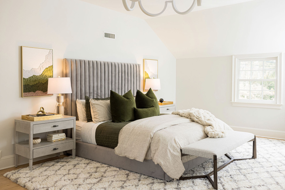 Источник вдохновения для домашнего уюта: хозяйская спальня среднего размера в современном стиле с белыми стенами, светлым паркетным полом и сводчатым потолком