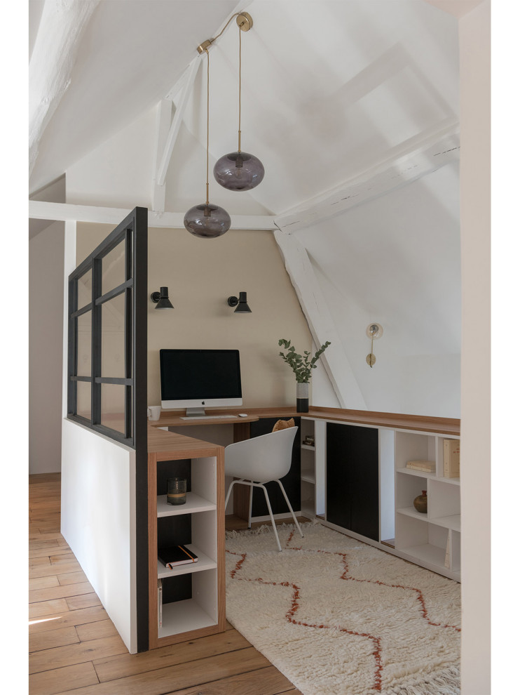 Inspiration for a scandinavian home office in Paris.