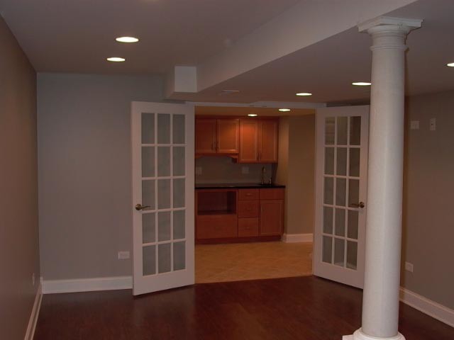 Transitional basement photo in Chicago