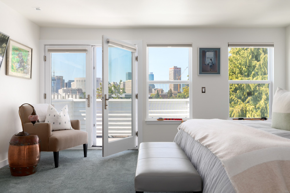 シアトルにある広いトランジショナルスタイルのおしゃれな主寝室 (白い壁、カーペット敷き、グレーの床) のレイアウト