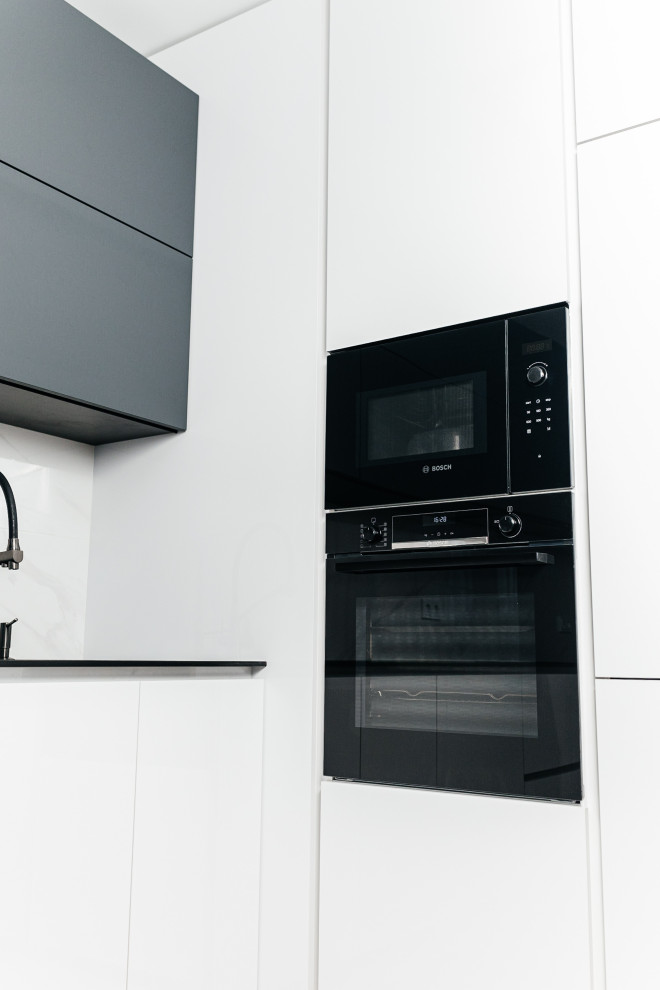 Угловая кухня с фасадами Fenix