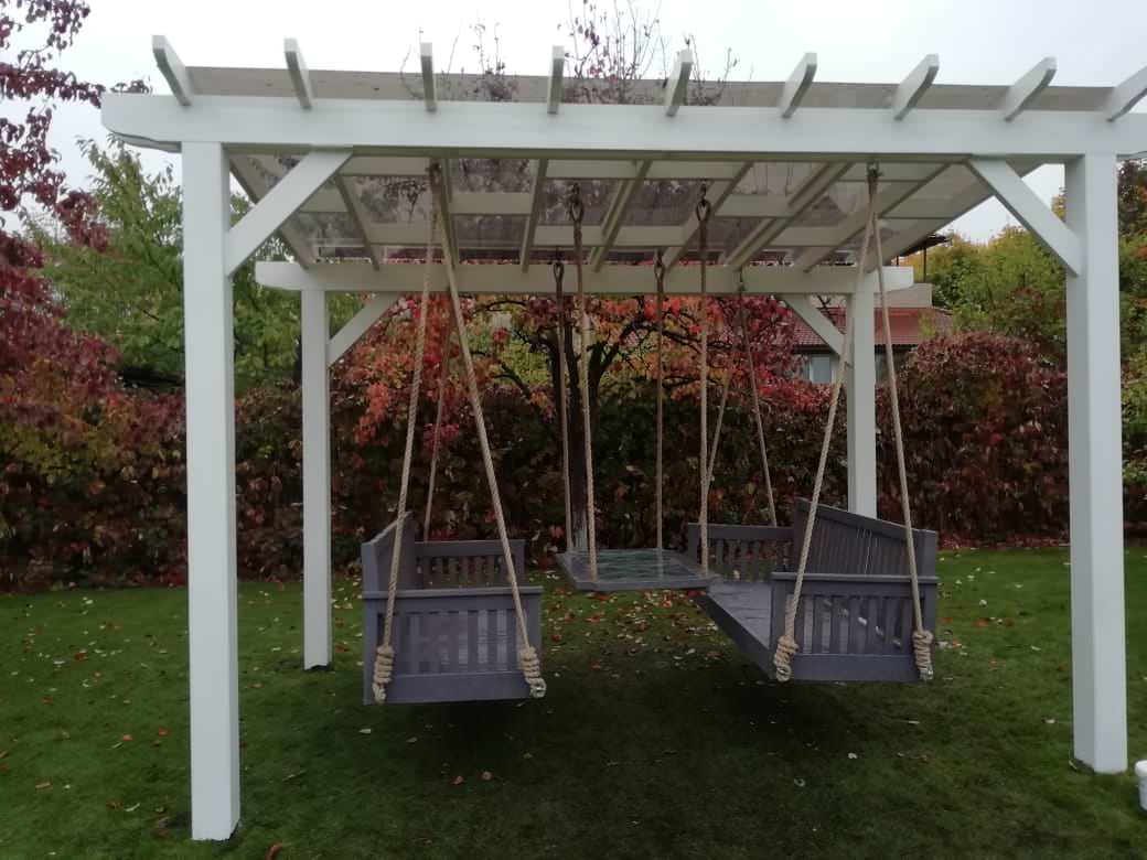 Пергола с качелями и подвесным столиком