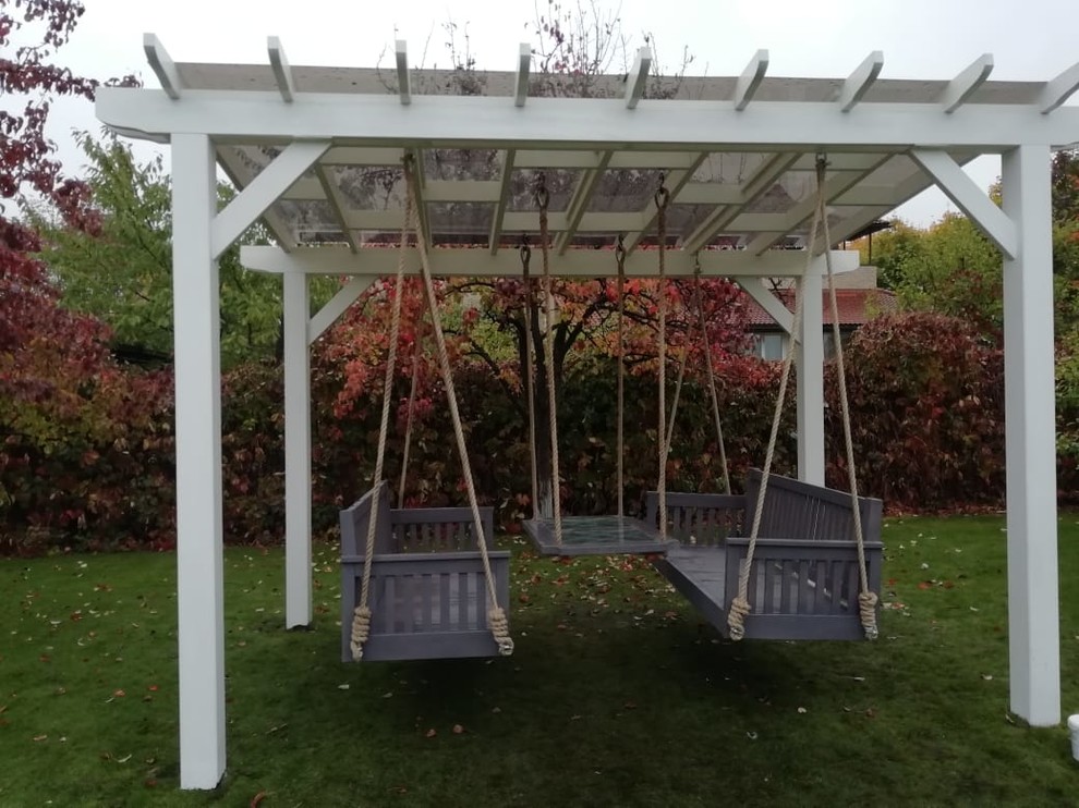 Пергола с качелями и подвесным столиком