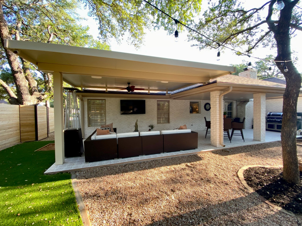 Пример оригинального дизайна: двор на заднем дворе в современном стиле с покрытием из плитки и козырьком