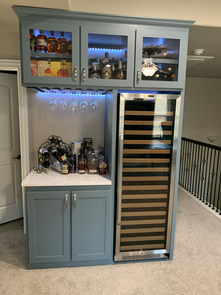 Photo of a mid-sized modern single-wall home bar in Dallas with shaker cabinets, grey cabinets, quartz benchtops and white benchtop.