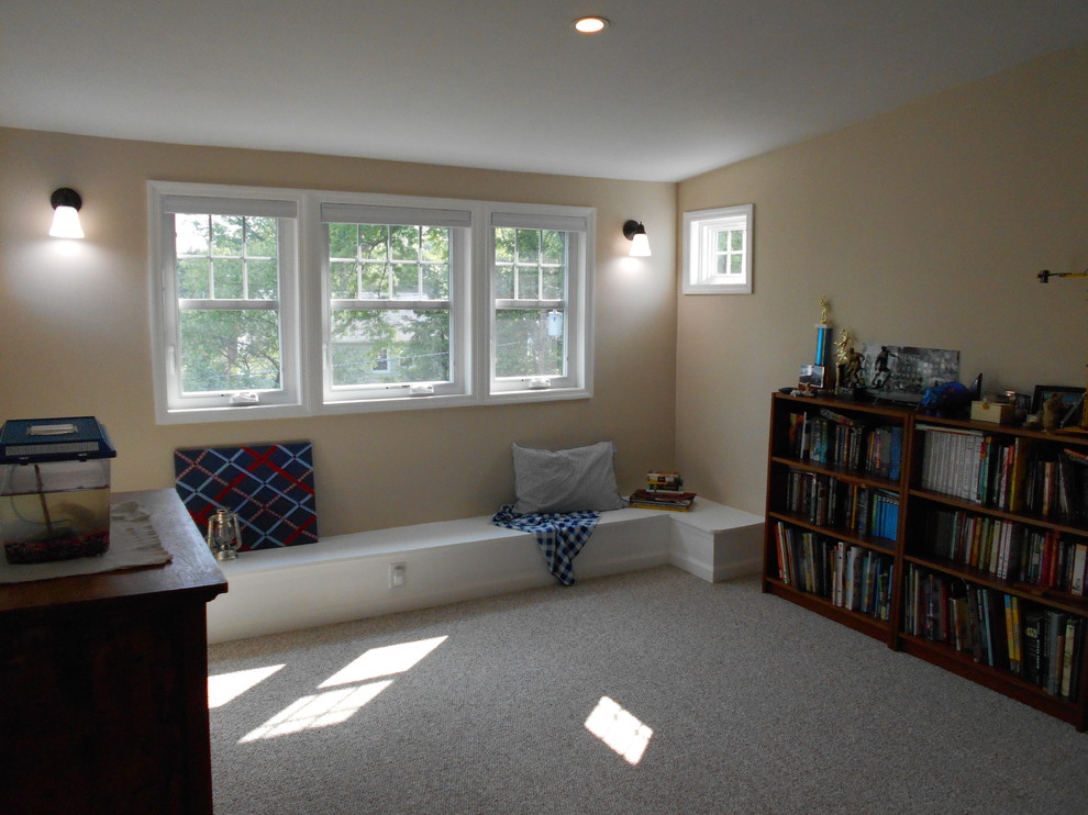 ニューアークにある広いトラディショナルスタイルのおしゃれな客用寝室 (緑の壁、カーペット敷き、ベージュの床、三角天井)