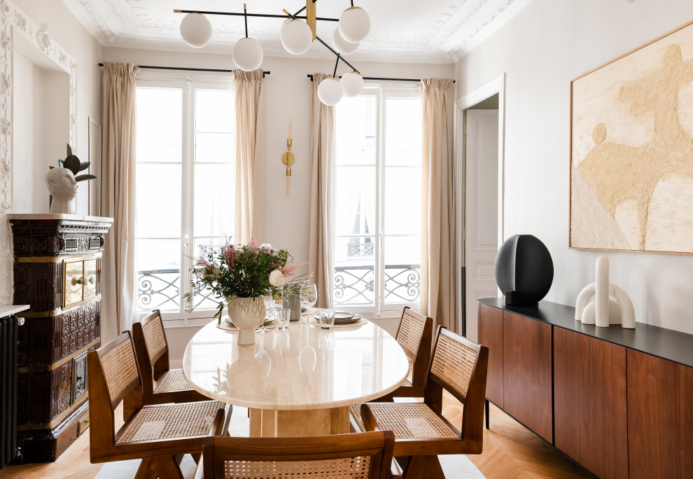 Design ideas for a contemporary dining room in Bordeaux.