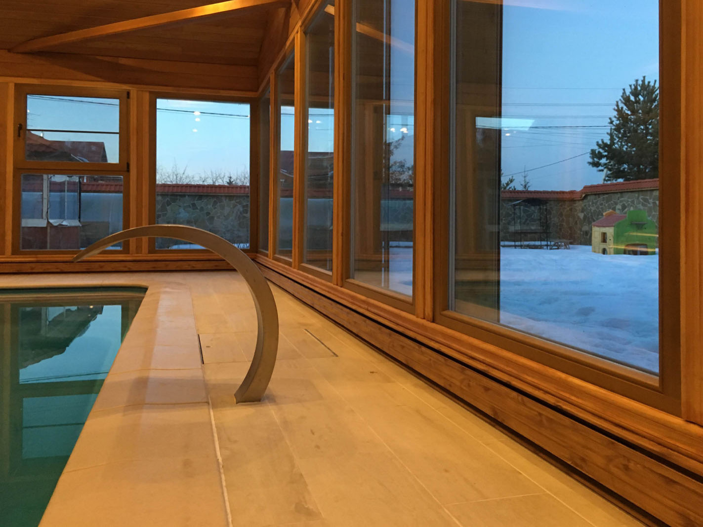 Плинтусная система Perimeter в доме с бассейном