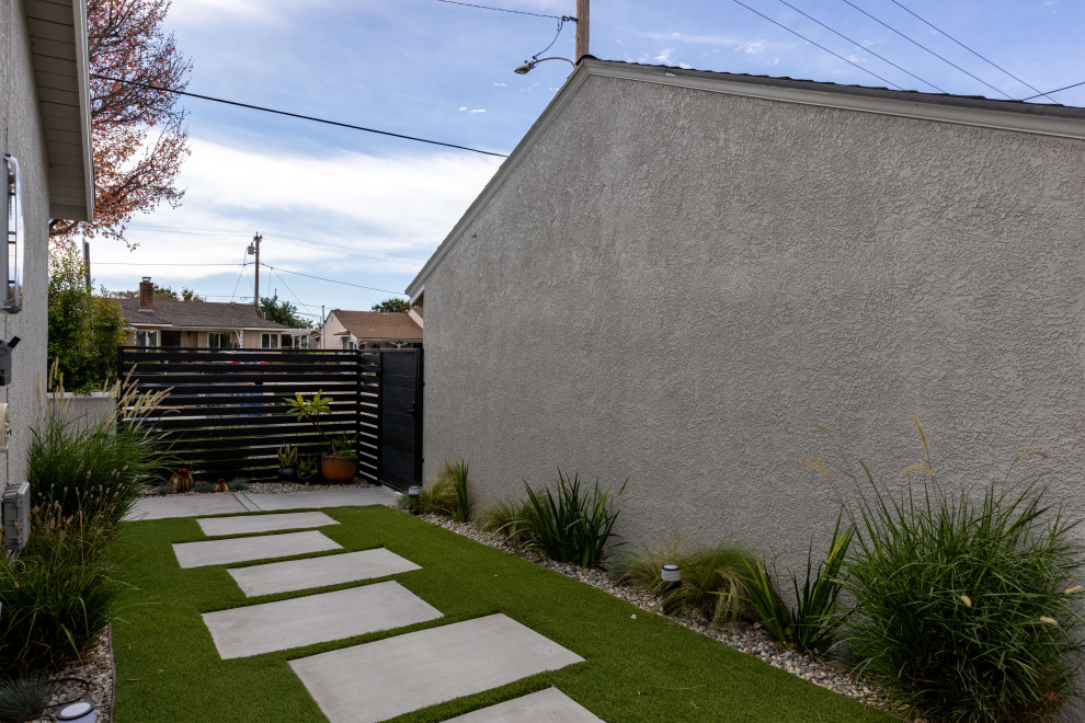 Inspiration pour un jardin latéral minimaliste de taille moyenne et au printemps avec une exposition partiellement ombragée et des pavés en béton.