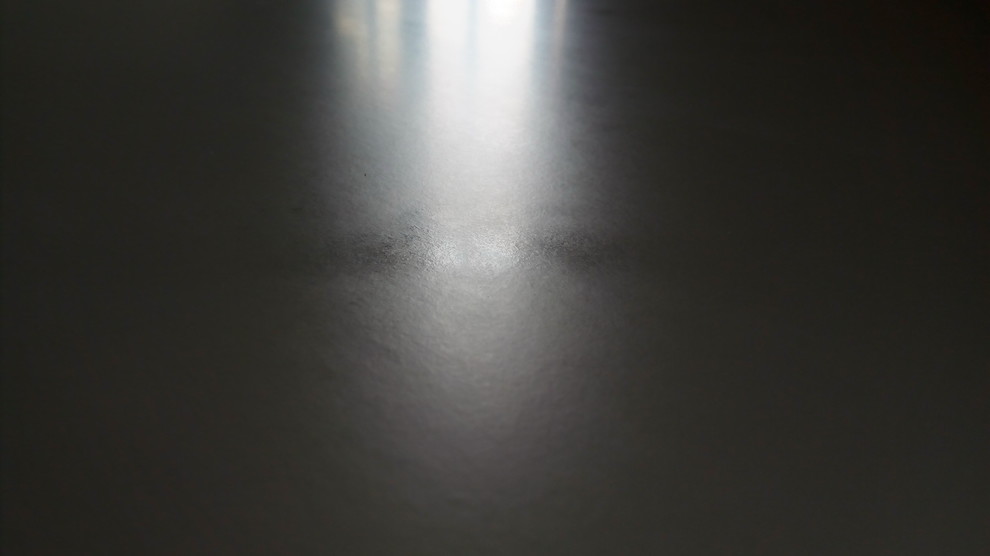 How to clean a table that with melamine top?