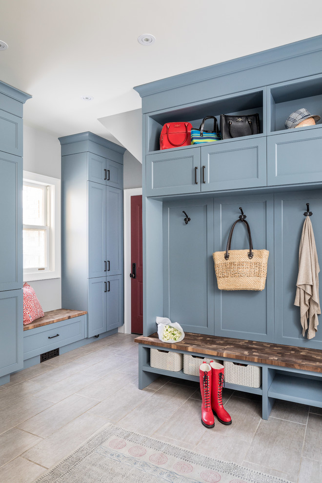 Design ideas for a traditional mudroom in Toronto.