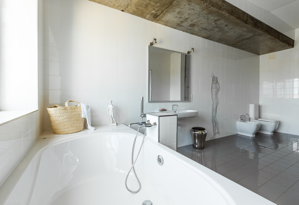 Хозяйский санузел с ванной под окном