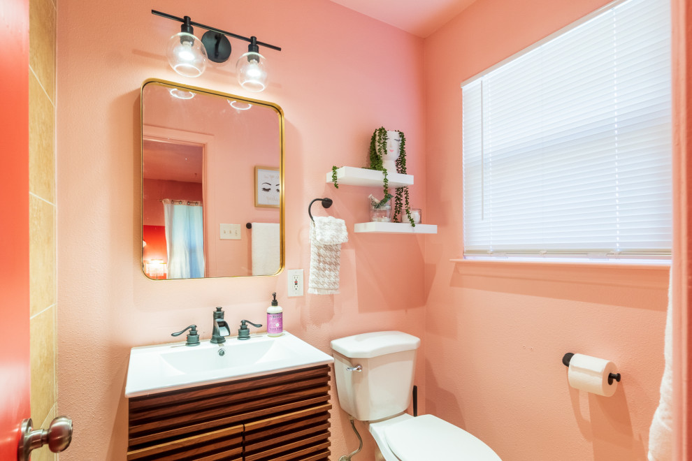 Exempel på ett mellanstort eklektiskt vit vitt badrum, med möbel-liknande, skåp i mörkt trä, en dusch i en alkov, en toalettstol med hel cisternkåpa, rosa väggar, klinkergolv i keramik, ett integrerad handfat, granitbänkskiva, beiget golv och dusch med duschdraperi