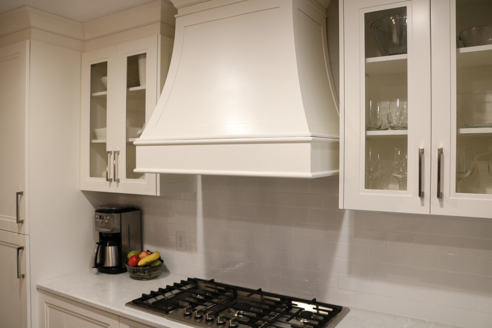 Transitional kitchen photo in Toronto