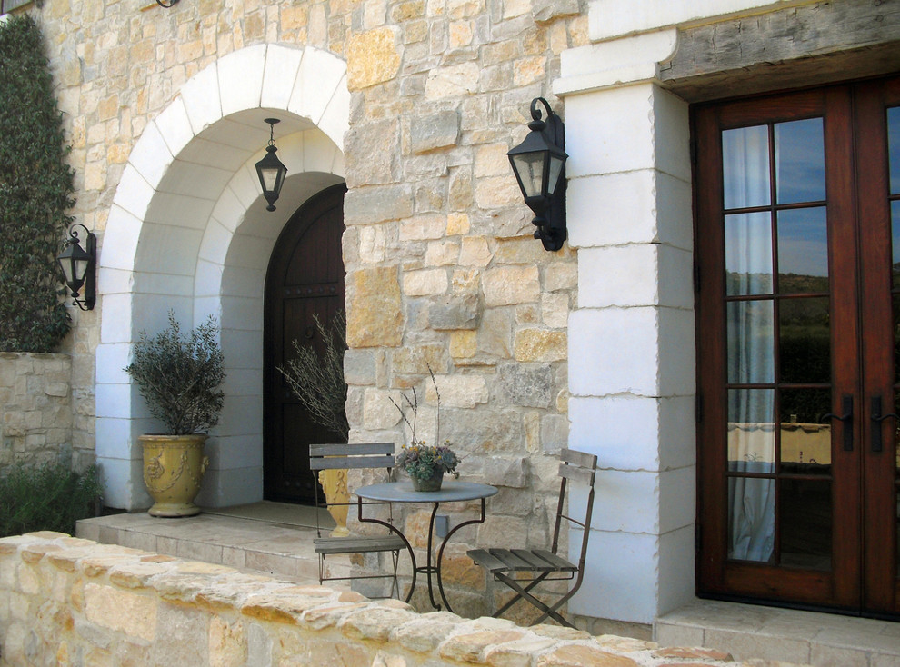 Inspiration for a country front yard patio in Orange County with natural stone pavers.