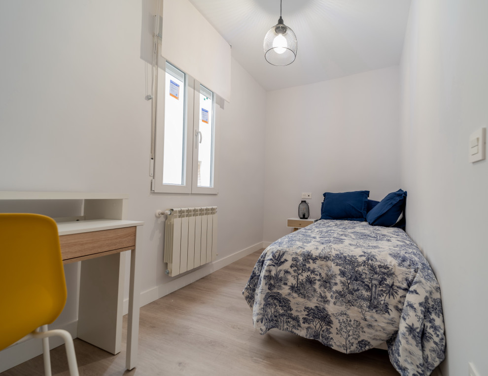 マドリードにある広いコンテンポラリースタイルのおしゃれな客用寝室 (白い壁、淡色無垢フローリング)