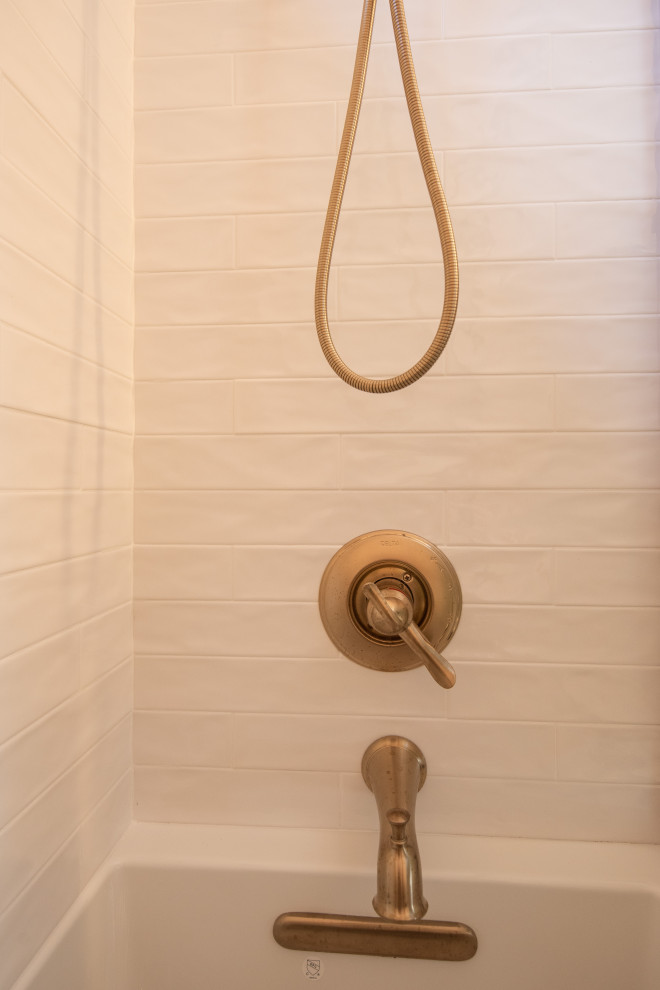 Foto på ett funkis badrum för barn, med vita skåp, ett badkar i en alkov, en dusch/badkar-kombination, klinkergolv i keramik, ett undermonterad handfat, grått golv och dusch med skjutdörr