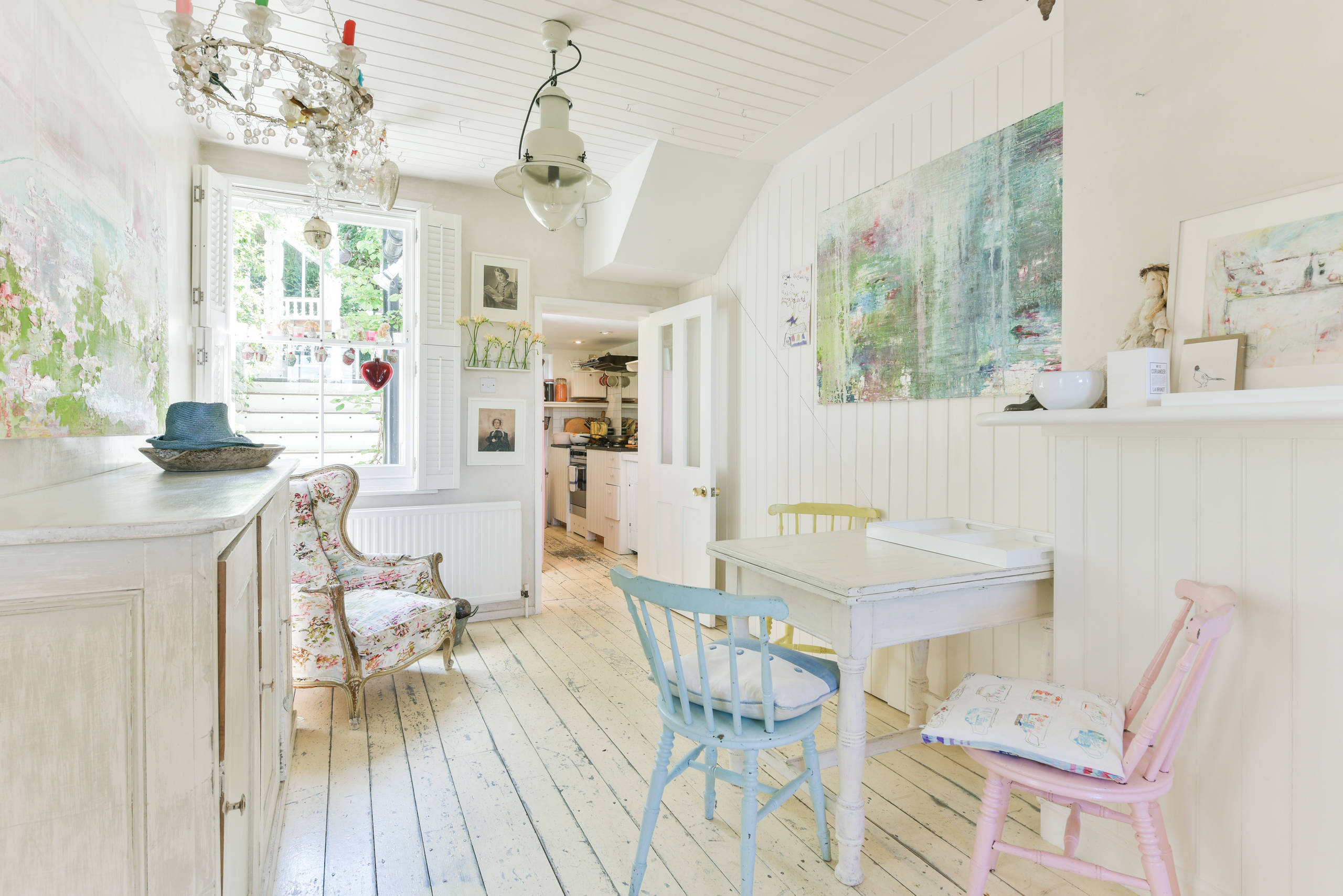 シャビーシック調のおしゃれなダイニング (白い床) のインテリア画像