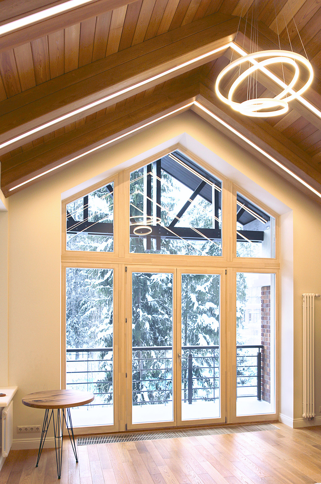 Просторная спальня в доме с деревянным потолком