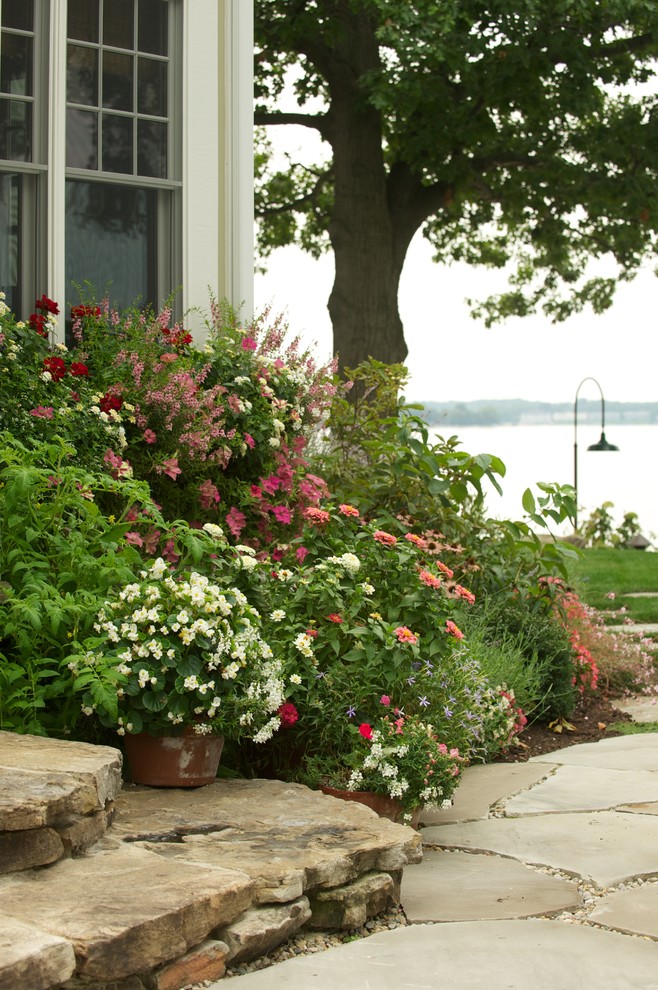 Design ideas for a traditional garden in Other with natural stone pavers.