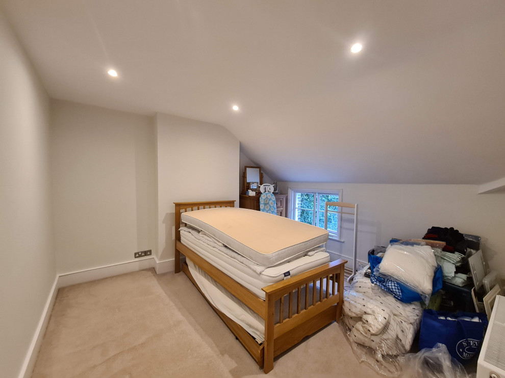 Imagen de dormitorio tipo loft tradicional de tamaño medio sin chimenea con paredes blancas, moqueta, suelo beige, casetón y papel pintado