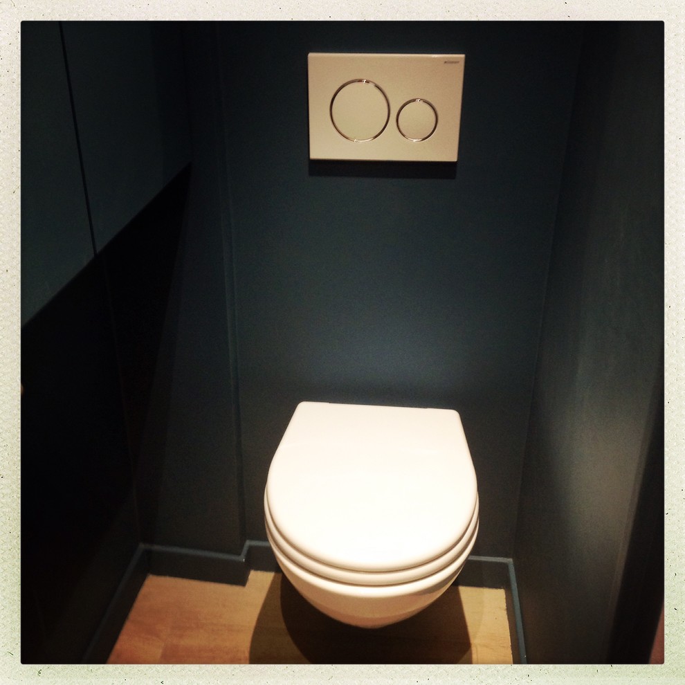 Inspiration pour un petit WC et toilettes nordique avec WC séparés, un mur bleu et parquet clair.