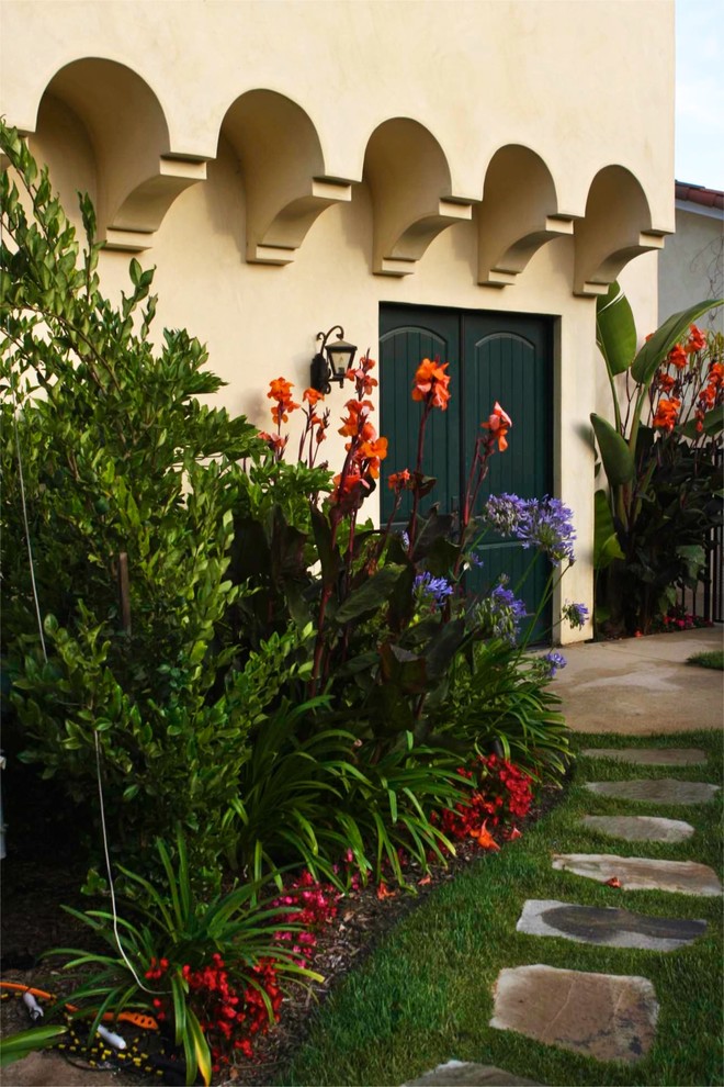 This is an example of a mediterranean garden in Los Angeles with natural stone pavers.