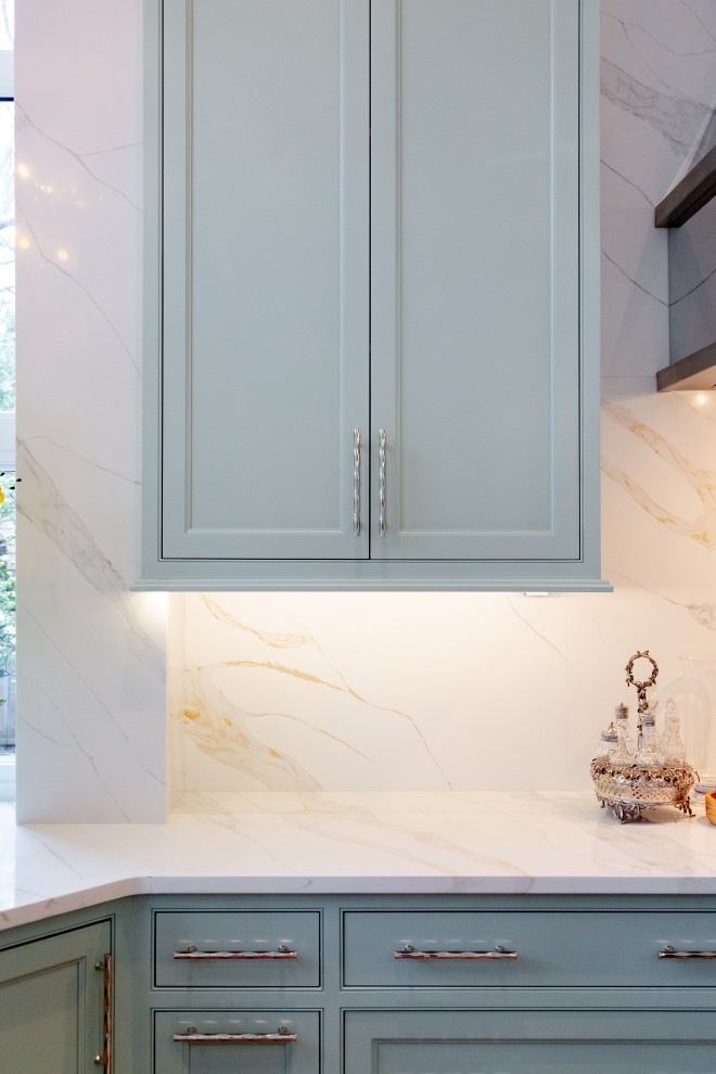 Example of a large transitional u-shaped medium tone wood floor and brown floor open concept kitchen design in Charleston with an undermount sink, beaded inset cabinets, turquoise cabinets, quartz countertops, white backsplash, quartz backsplash, stainless steel appliances, an island and white countertops