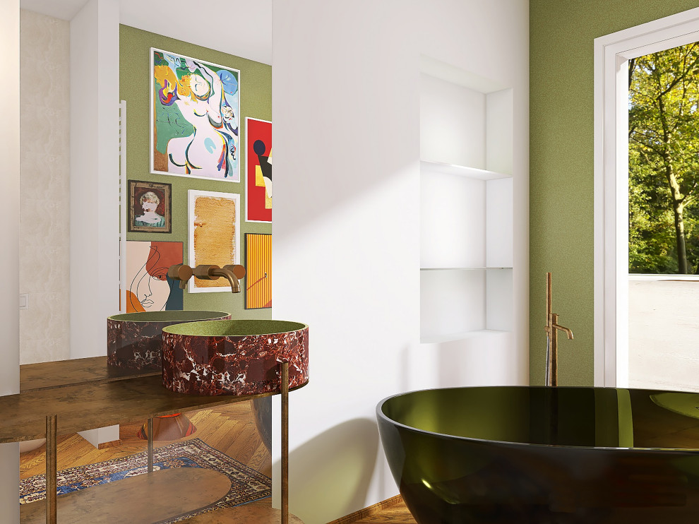 Bild på ett eklektiskt en-suite badrum, med öppna hyllor, ett fristående badkar, en vägghängd toalettstol, marmorkakel, vita väggar, mellanmörkt trägolv, ett fristående handfat, bänkskiva i koppar och brunt golv