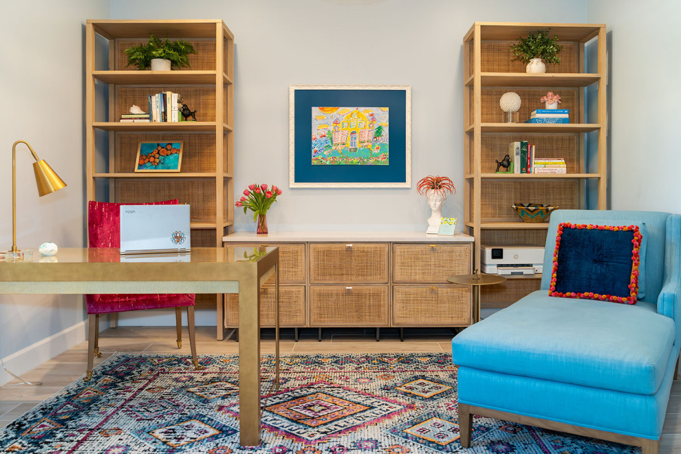 На фото: домашняя мастерская среднего размера в стиле модернизм с синими стенами, паркетным полом среднего тона и отдельно стоящим рабочим столом