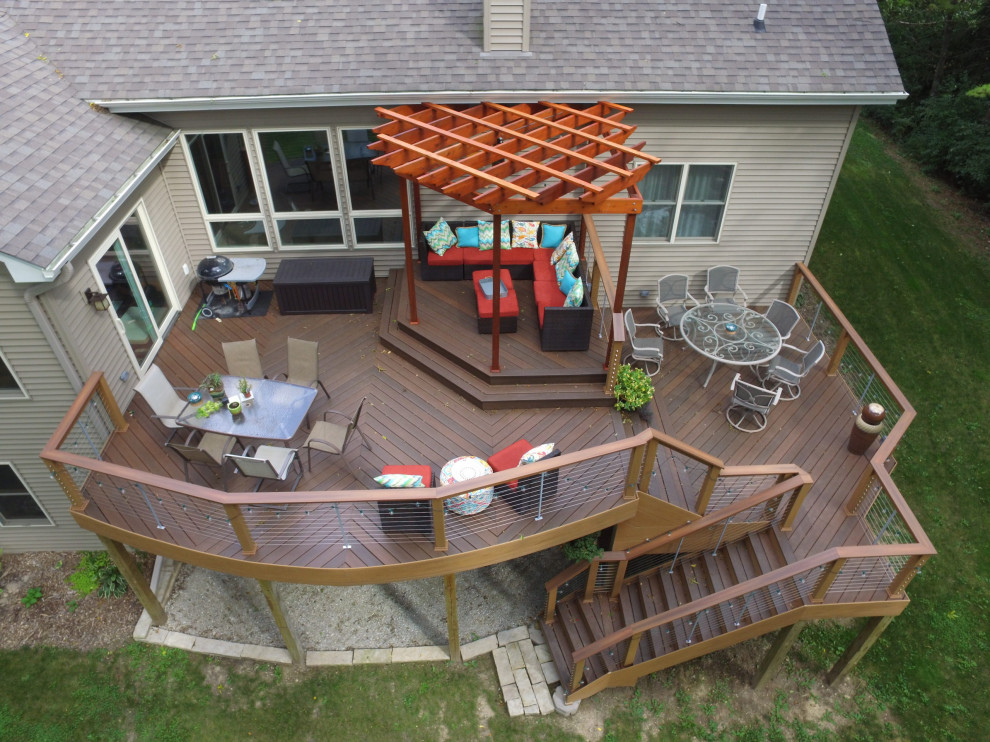 Ejemplo de terraza actual grande en patio trasero con cocina exterior, pérgola y barandilla de varios materiales