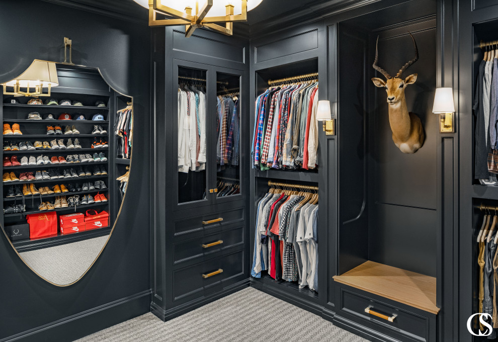 Стильный дизайн: огромная гардеробная комната в стиле неоклассика (современная классика) с черными фасадами, ковровым покрытием и серым полом для мужчин - последний тренд