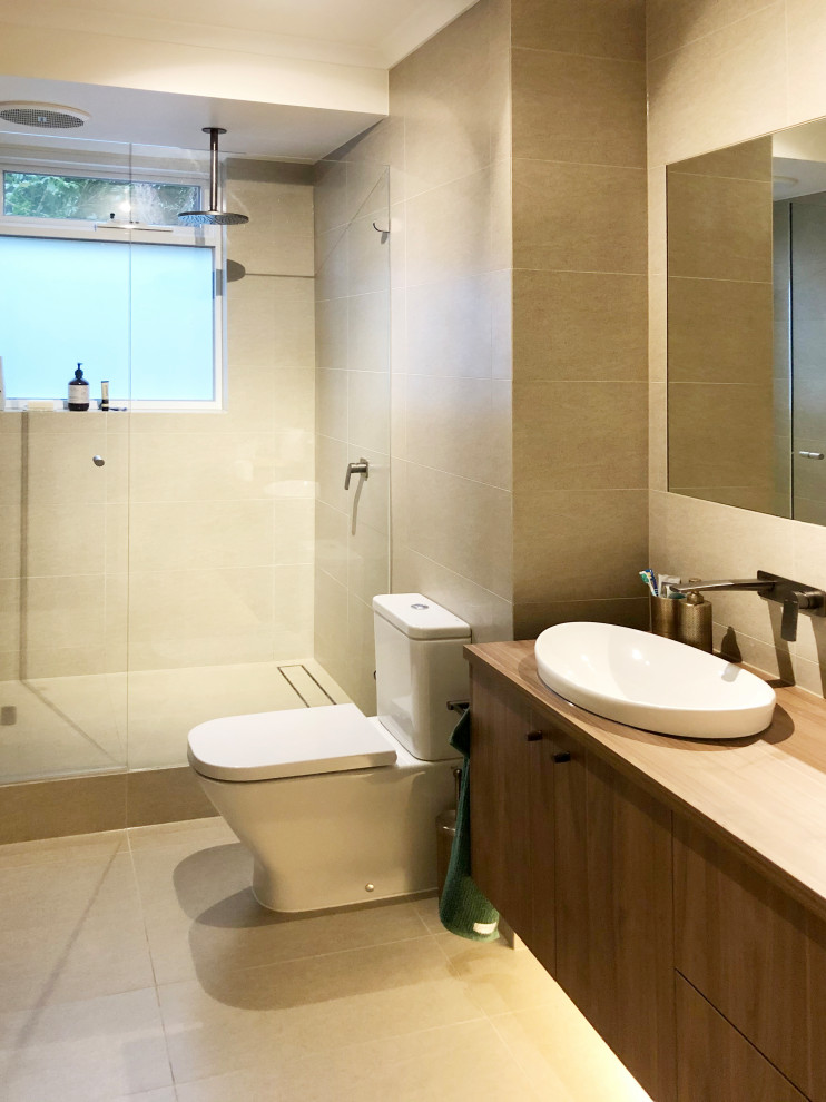 Exempel på ett litet modernt badrum med dusch, med släta luckor, vita skåp, en hörndusch, vit kakel, grå väggar, bänkskiva i kvarts, vitt golv och med dusch som är öppen