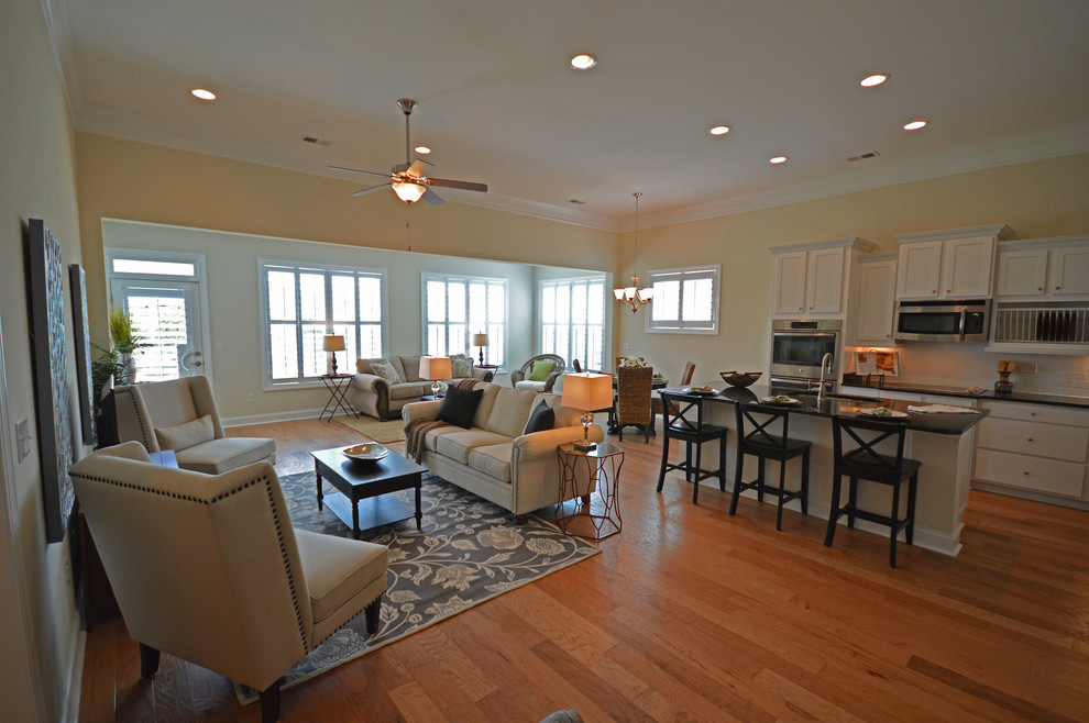 Photo of a transitional family room in Orlando.