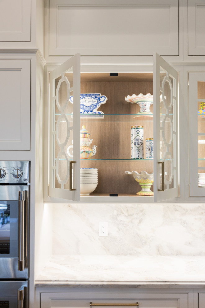 Example of a transitional u-shaped kitchen design with an island