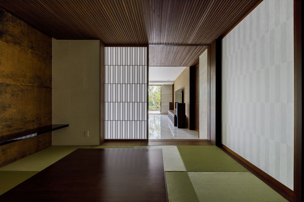 大阪にある高級な広いアジアンスタイルのおしゃれなリビング (ベージュの壁、壁掛け型テレビ、緑の床、板張り天井) の写真