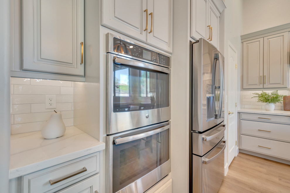 Example of a transitional kitchen design in Phoenix